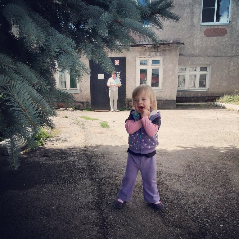 Уколола елочка.