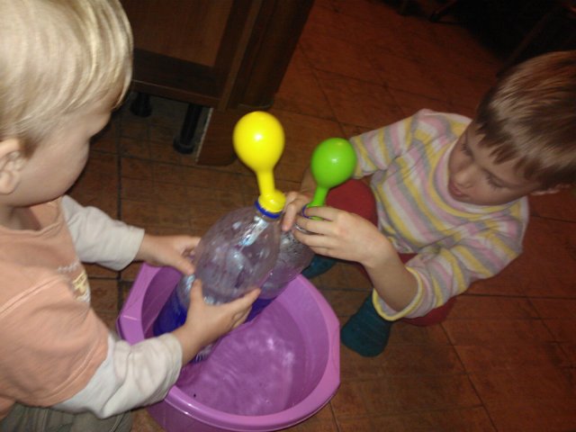 Игра надуй шарик. Опыты с шариками для детей. Опыт с воздушным шариком. Опыты с воздушными шарами для детей. Экспериментирование с воздушным шариком для детей.