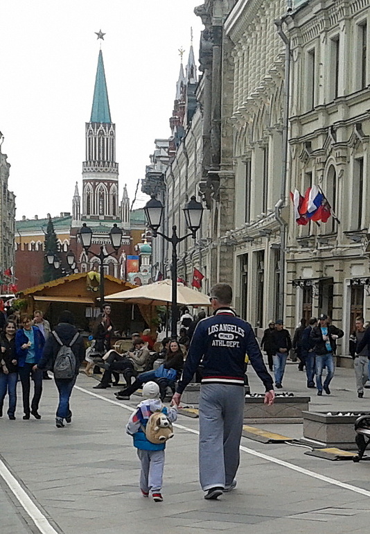 цветы он не дарит девчатам
