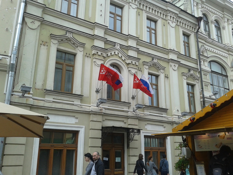 цветы он не дарит девчатам