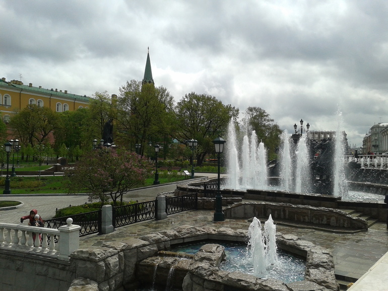 цветы он не дарит девчатам