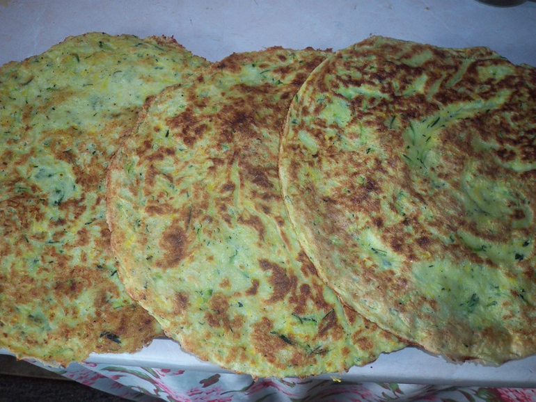 Кабачковый торт с грибами и помидорами.