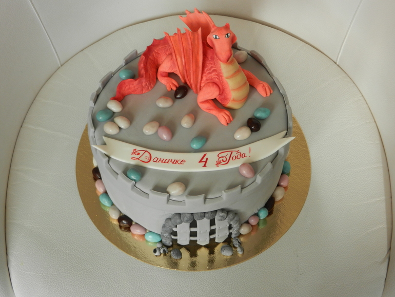 Простенький с дракошей.