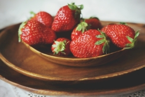 Миски, менажницы, тарелки и подносы...