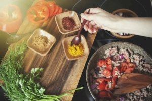 Миски, менажницы, тарелки и подносы...