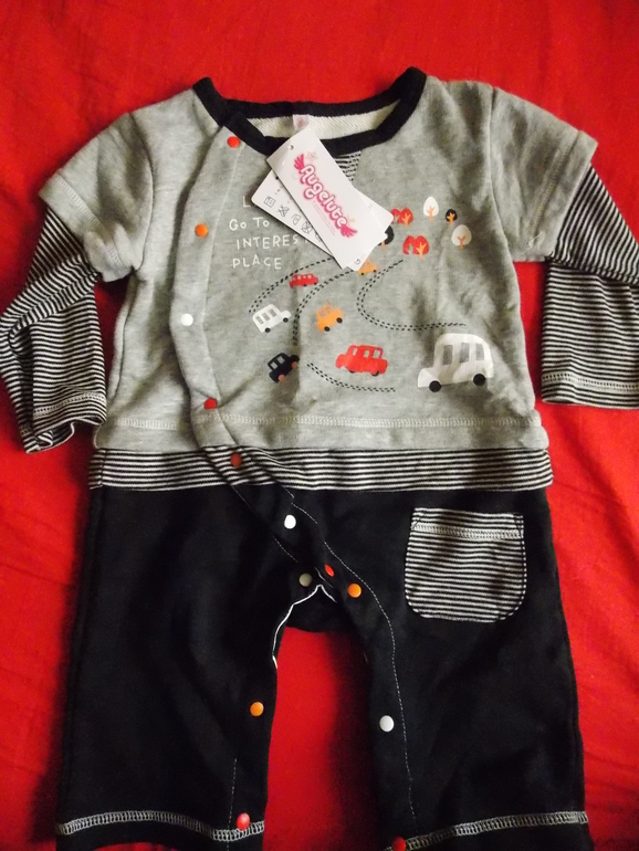 Много разной одежды для мальчика.