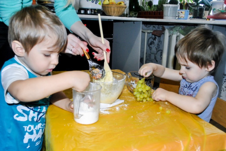 Готовим с детьми. Капкейки с изюмом и орехами.