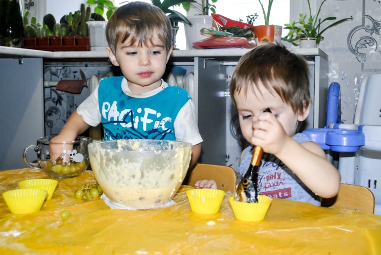 Готовим с детьми. Капкейки с изюмом и орехами.