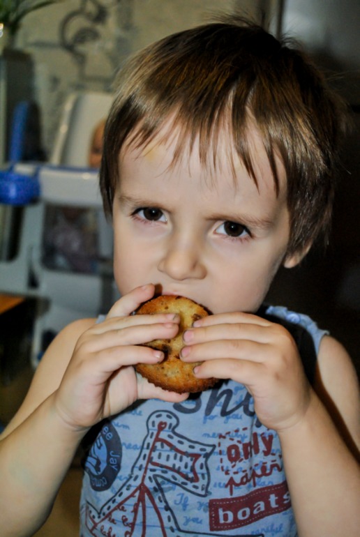 Готовим с детьми. Капкейки с изюмом и орехами.