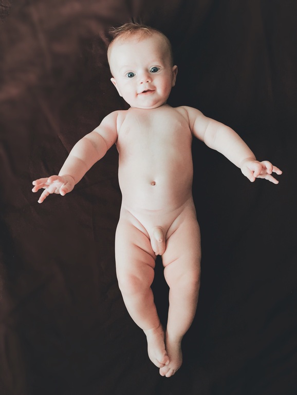 двое детей. маленькие дети много. обои на рабочий стол дети улыбаются. улыбка младенца. край бэби поцелуй.