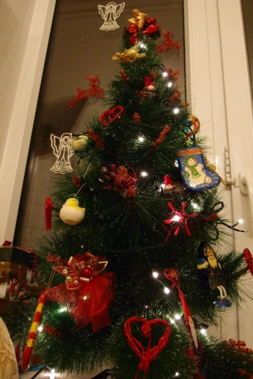 Наряжали елку...наверно она самая ранняя в этой стране)