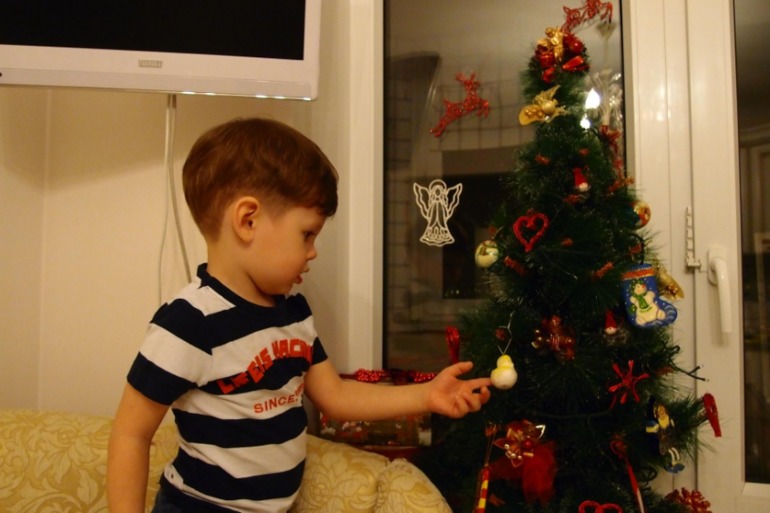 Наряжали елку...наверно она самая ранняя в этой стране)