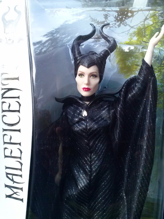Живые фото кукол Малефисенты и Авроры
