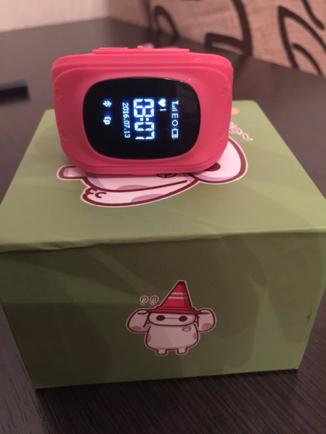 ЧАСЫ С GPS МАЯЧКОМ ДЛЯ ДЕТЕЙ . Цена 2990 руб руб ХАРАКТЕРИСТИКИ ЧАСОВ::  Вы всегда сможете видеть в реальном времени на своем телефоне или планшете где находится Ваш ребёнок;   Функция "ПРОСЛУШКА" (скрый звонк) можете слушать что происходит вокруг ребёнка и он не будет об этом знать (очень удобно когда вы переживаете за то как с вашим ребёнком обращается няня, или воспитатели в детском саду);   Вы можете позвонить ребёнку прямо на часы (в часы вставляется сим-карта); Ребёнок с часов может позвонить Вам;  Часы всегда на руке.  При снятии часов с руки вы получите уведомление    Конопка "SOS" на часах. Вы сразу же узнаете, если ребенку нужна помощь;   Функция гео-забора, вы можете отметить территорию, и если ребёнок выйдет из заданной территории Вам на телефон придёт уведомление (Определяются координаты ребёнка в любой точке мира); -Поддержка ОС: iOS 7.0 и выше, Android 4.0 и выше -Водонепроницаемость: Устойчивы к воздействию бытовой влаги: капли воды, брызги -Датчик снятия с руки, встроенный динамик, микрофон, акселерометр, GPS и GSM антенна -SIМ-карта: Микро-SIM -Процессор: МТК 6261 364MHz -Дисплей: 0.64” OLED-дисплеем 128x64 -Операционная система: МТК G -Язык: Русский, English -Размеры: 31х52х11.8 мм -Батарея: 400mAh литий-ионный полимерный аккумулятор 3.7V -Связь: GSM, GPRS -Bluetooth: BT 3.0, BT 4.0 -GPS, AGPS, LBS