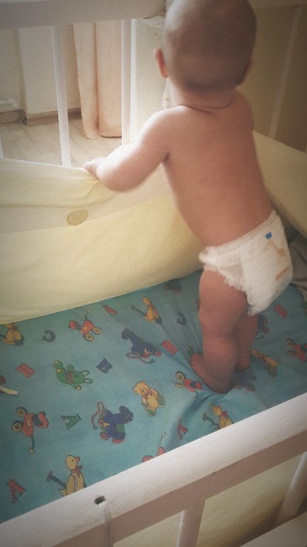 ребенок встает треугольником. ребенок просыпается. ребёнок встаёт на колени у опоры. встает у опоры в 6 месяцев. ребенок встает на коленки у опоры.