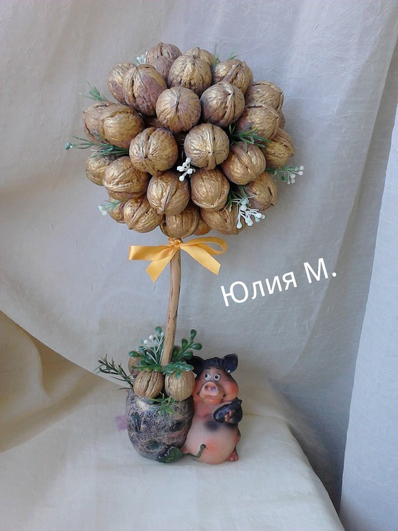 Ореховый топиарий "Свинкины запасы"