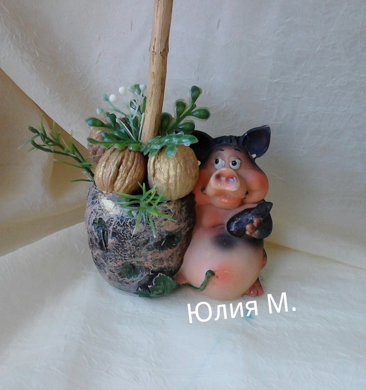 Ореховый топиарий "Свинкины запасы"