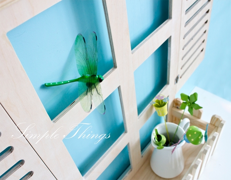 Окошко со ставнями и цветником. Simple Things