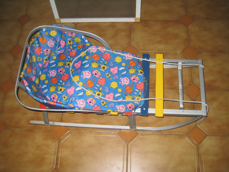 Отдаю санки б/у, мобиль, обувь на мальчика