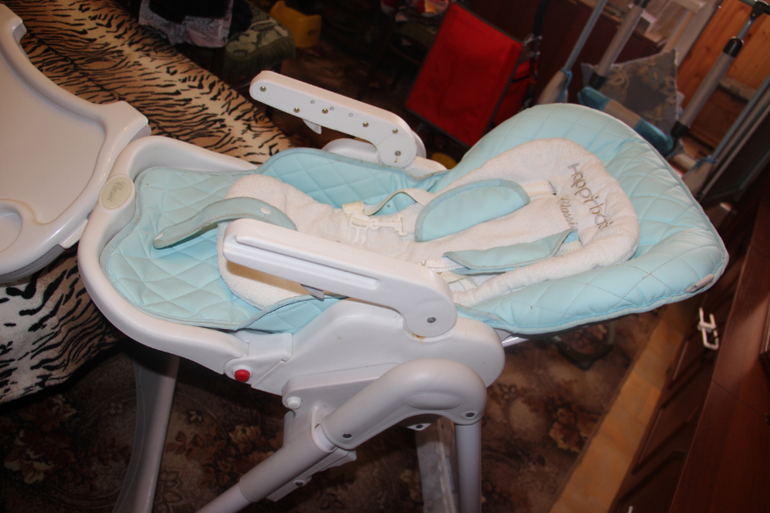 Продам!2 шт.Стульчики для кормления happy baby william.цена 3800