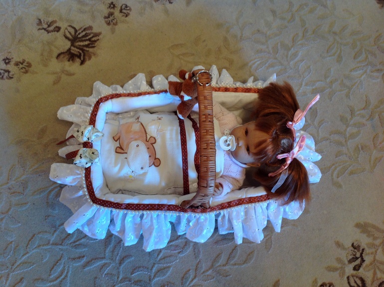 Плетеная переноска для кукол