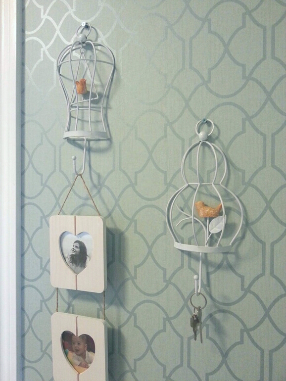 насверлили дырок в стенах)