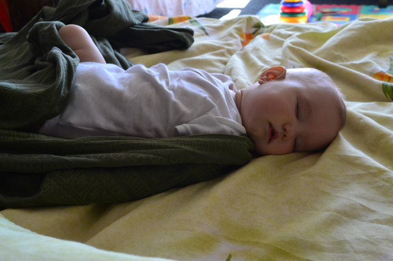 Сладко на маме спится )))