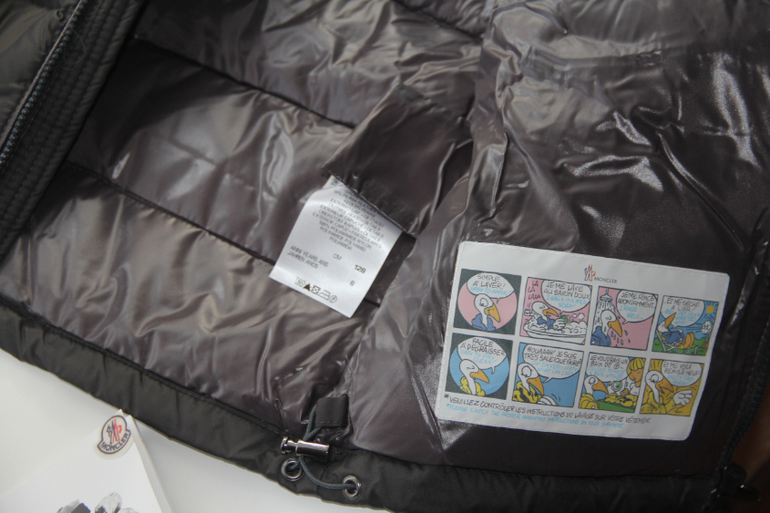 Moncler (ы) на 3 года и комплект на 8 лет.