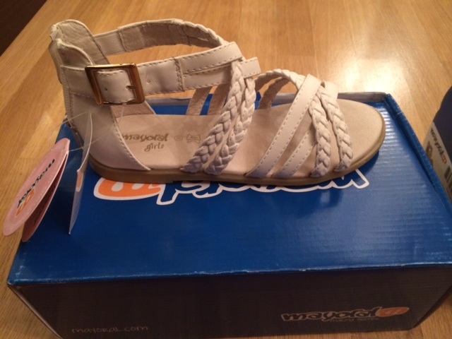 Продам 2 пары новой обуви Mayoral по 1200