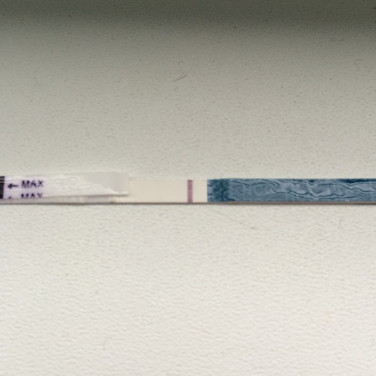 Полоска призрак на тесте. Размытая вторая полоска на тесте. 2 полоски. Бракованный тест полоска. Реагент фраутест после высыхания.