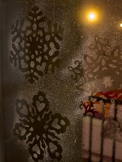 Снежинки и вчерашняя ёлка