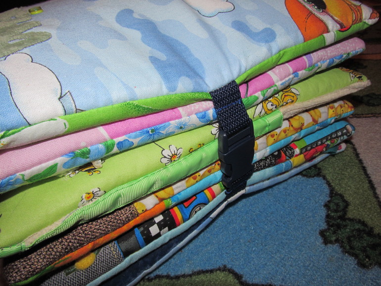 3 развивающие книжки.