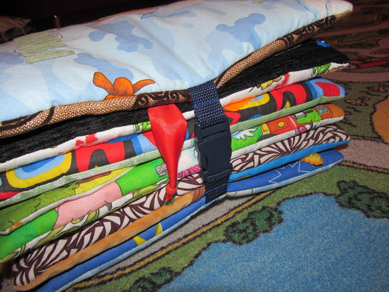 3 развивающие книжки.