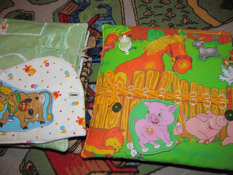 3 развивающие книжки.