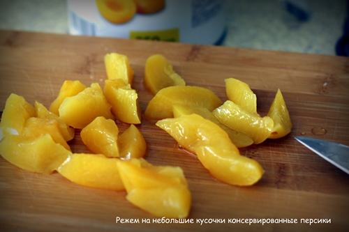 Куриные бедрышки с персиками