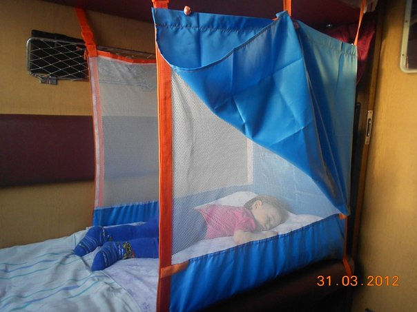 Для путешествия с малышами суперский манеж в поезд!