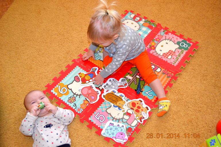 Один день из жизни .Детки-погодки.