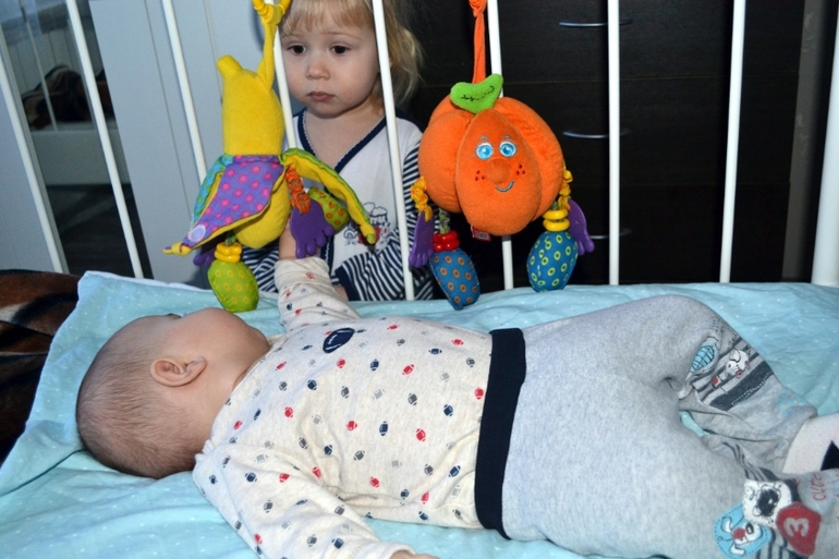 Один день из жизни .Детки-погодки.