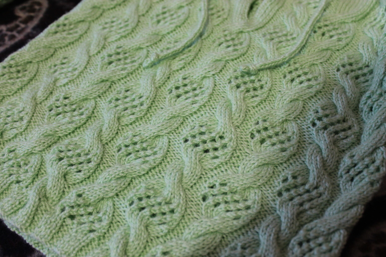 Пуловер цвета киви