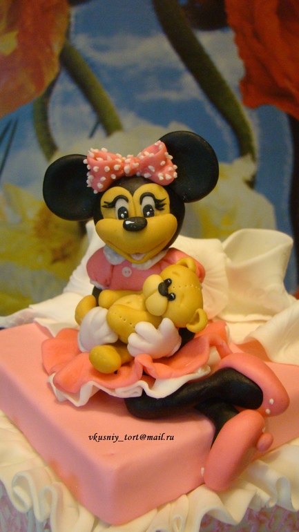 3-х ярусный тортик с Минни Маус.