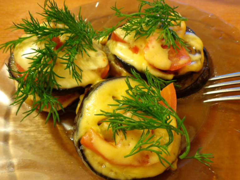 Запеченые баклажаны с сыром и помидорами)