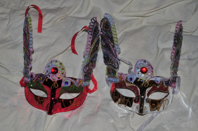 Костюмы (деда мороза), маски, шляпки и другие аксессуары