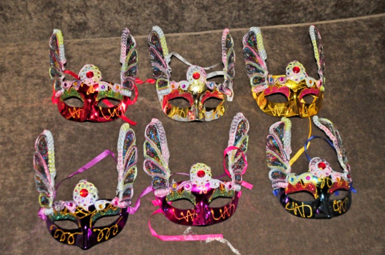 Костюмы (деда мороза), маски, шляпки и другие аксессуары