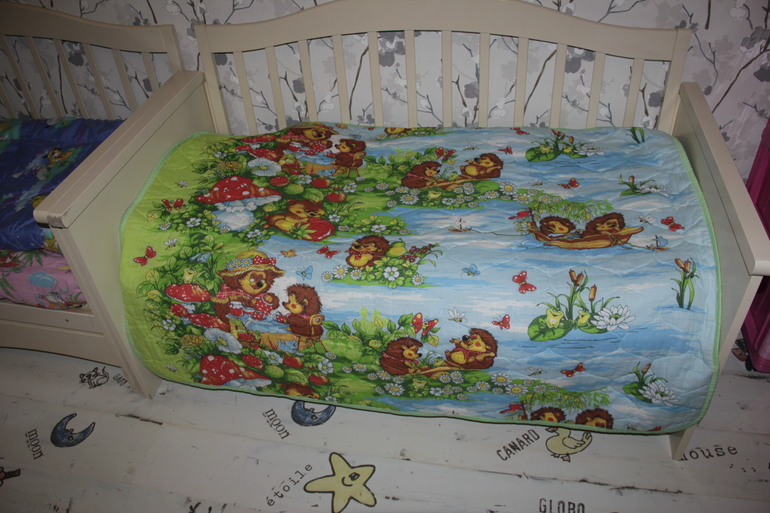 Детские игрушки -фартучки -краски и покрывало!