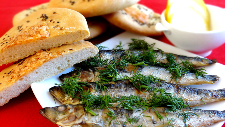 Салака на углях и хрустящие лепешки с сыром и кунжутом