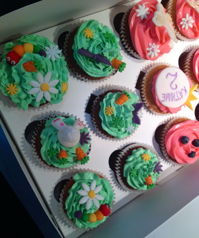 Ванильные и шоко капкейки на ДР маленькой девочке