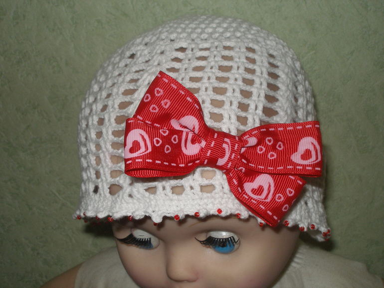 Шапочка для девочки и два бантика для нее