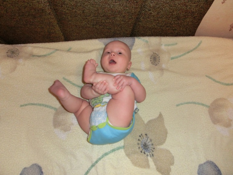 Максимка нашел ножки)