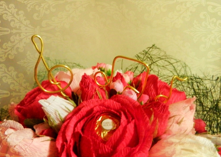 Предлагаю сделать для вас букеты и композиции из конфет =)