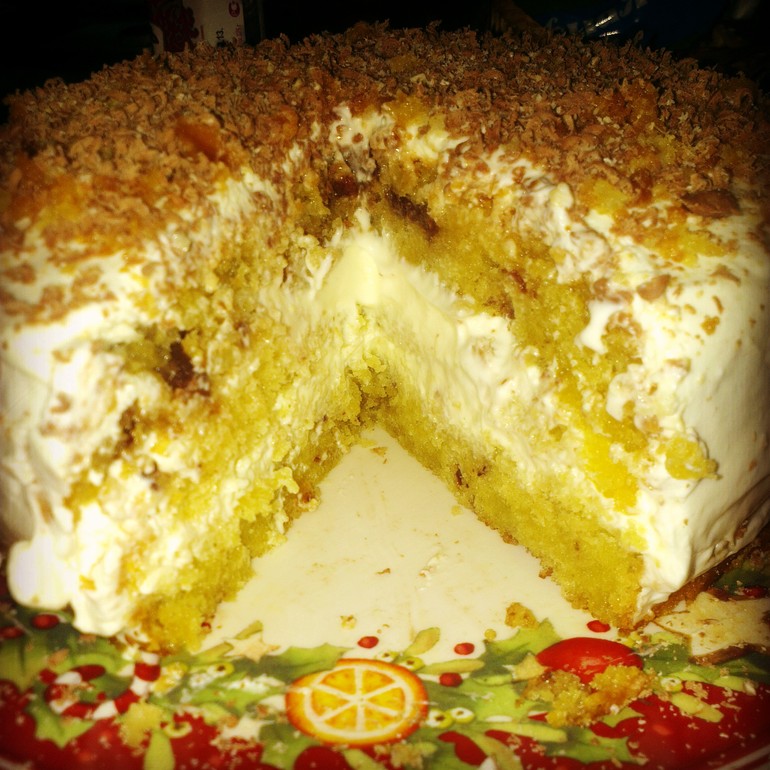 Масляный бисквит с шоколадом и орехами.